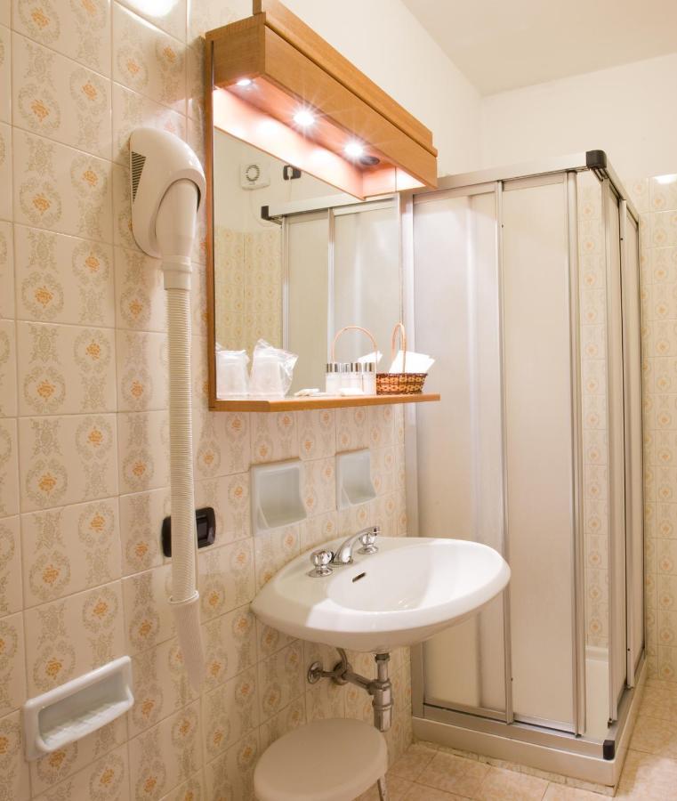 Hotel Carlone Breguzzo Luaran gambar