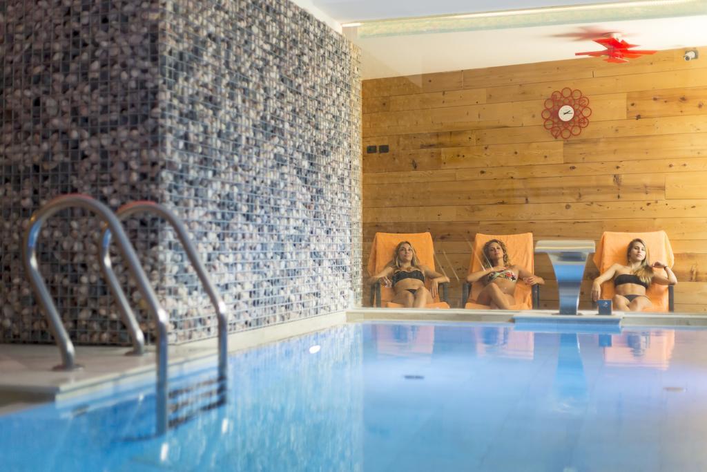 Hotel Carlone Breguzzo Luaran gambar